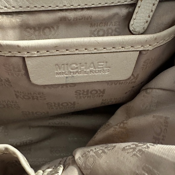 Michael Kors Gansevoort large signature shoulder bag. - Picture 5 of 8
